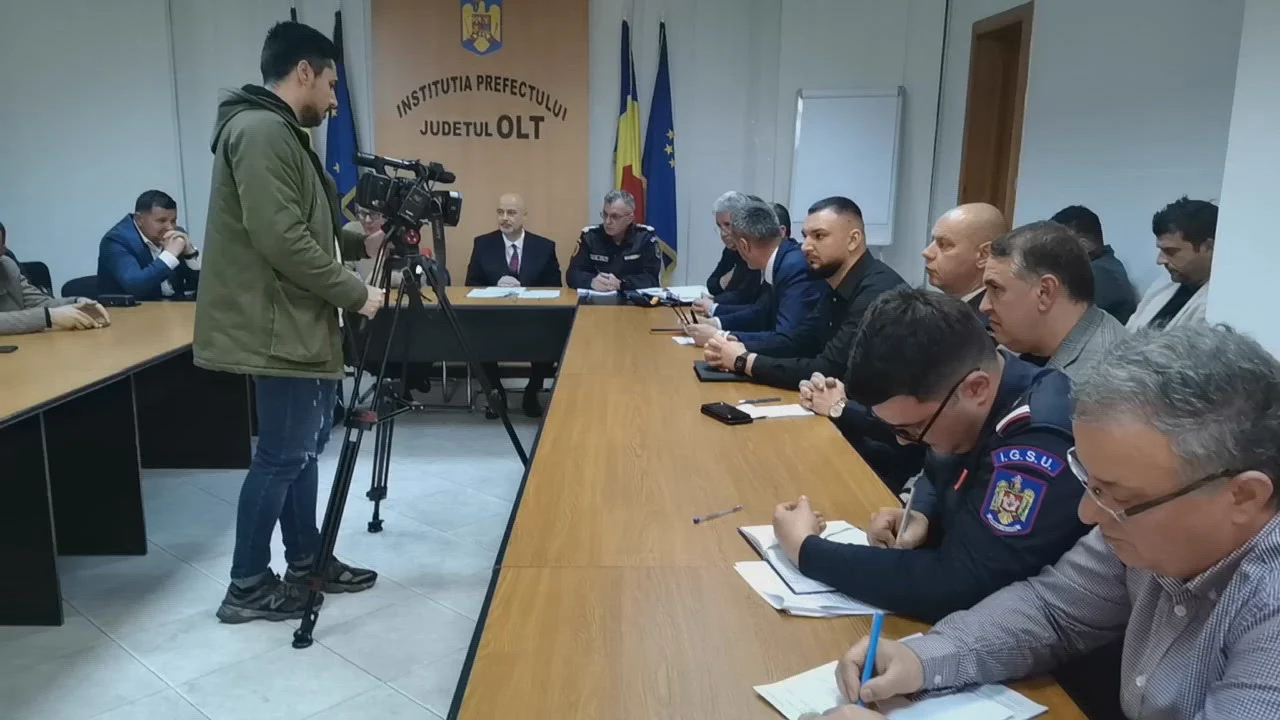 Război politic pe ruinele din Slatina: primarul și prefectul se ceartă, în timp ce 25 de oameni stau cu frica-n sân