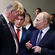 Dmitri peskov și Valdimir Putin   expoziție de arme FOTO profimedia jpg