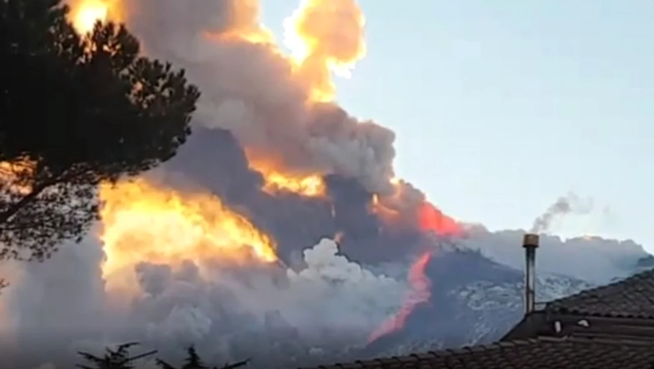 Vulcanul Etna a erupat marţi searacaptură video
