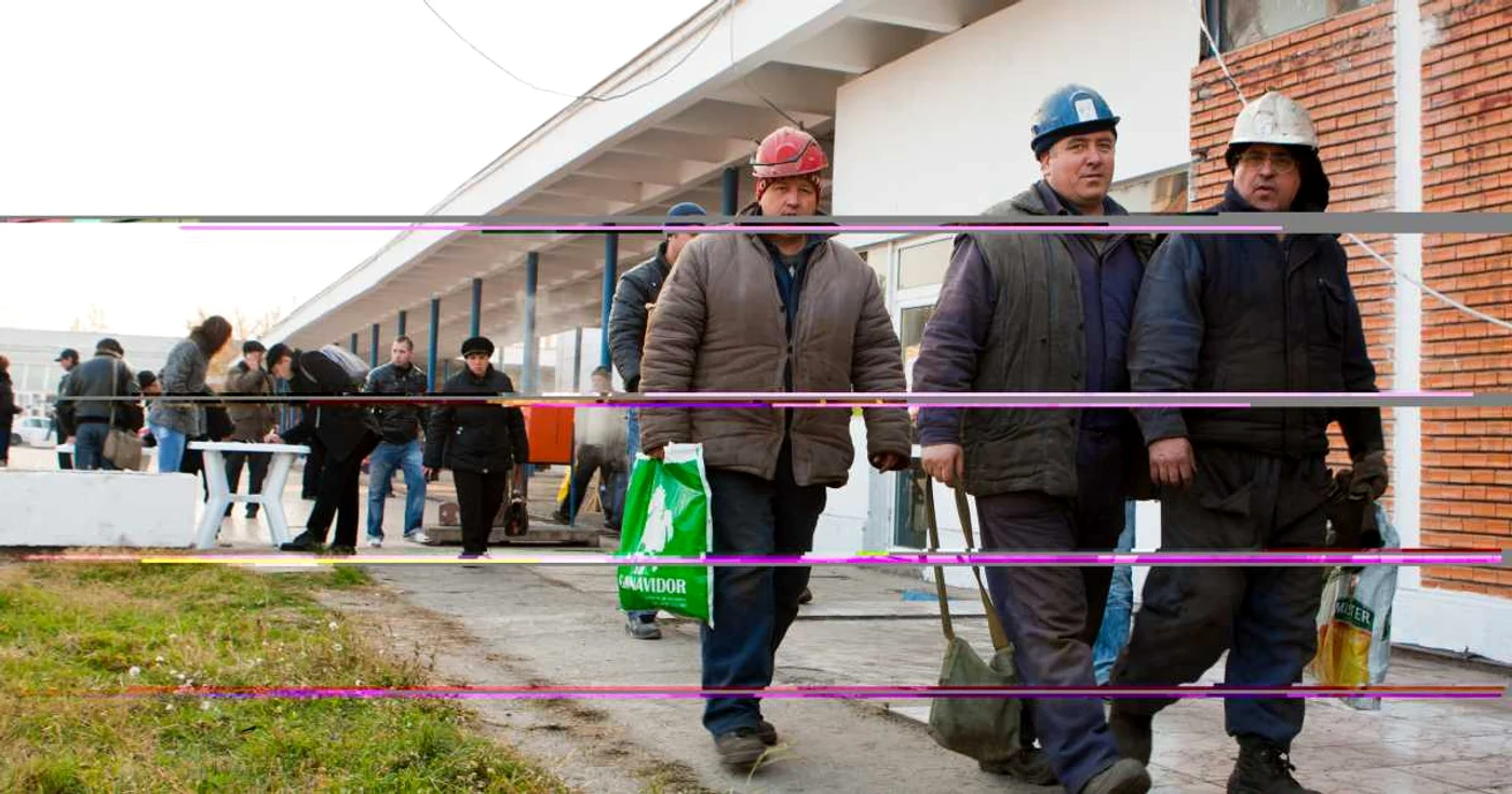 Strângere de semnături pentru negocierea salariilor la poarta ArcelorMittal Galaţi