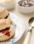 Biscuiti cu gem de capsuni si frisca  Sursa foto shutterstock 14927341 jpg