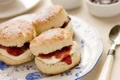 Biscuiti cu gem de capsuni si frisca  Sursa foto shutterstock 14927341 jpg