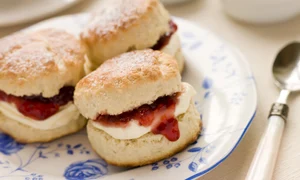 Biscuiti cu gem de capsuni si frisca  Sursa foto shutterstock 14927341 jpg