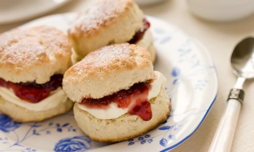 Biscuiti cu gem de capsuni si frisca  Sursa foto shutterstock 14927341 jpg