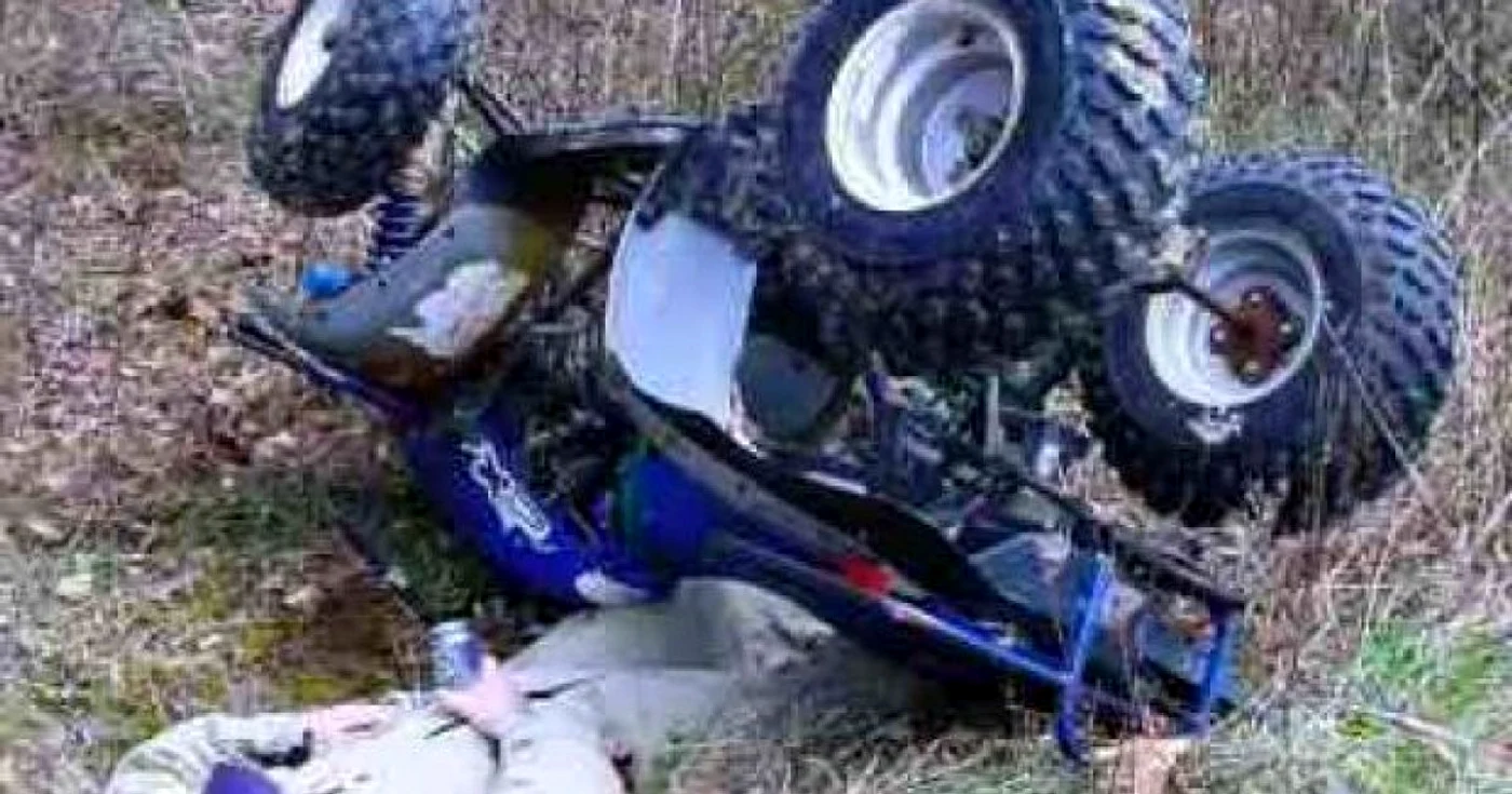 Bărbatul s-a răsturnat cu ATV-ul încercând să evite un câine