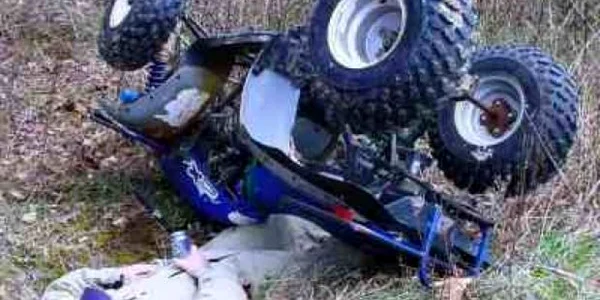 Bărbatul care s-a izbit cu ATV-ul de copac e în stare foarte gravă.
