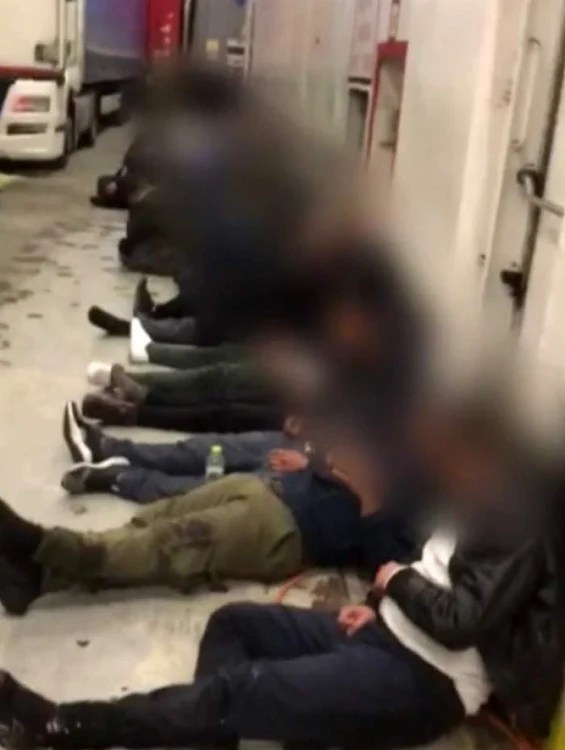 Unii imigranți au fost găsiți întinși pe podea