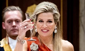 Regina Maxima a Olandei în rochie roșie semnată Claes Iversen    profimedia 0401841874 jpg