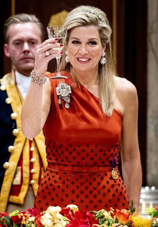 Regina Maxima a Olandei în rochie roșie semnată Claes Iversen profimedia 0401841874 jpg