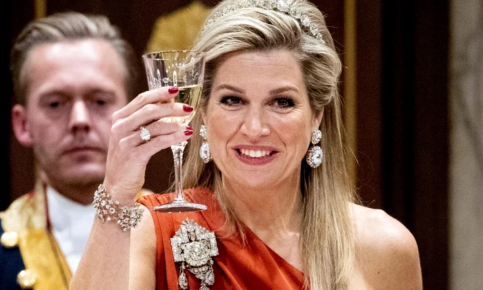 Regina Maxima a Olandei în rochie roșie semnată Claes Iversen    profimedia 0401841874 jpg