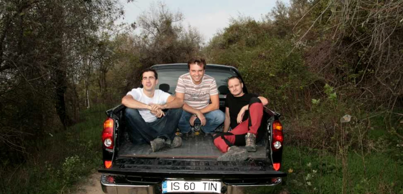 Cei trei vor pleca in expeditie cu un Mitsubishi
