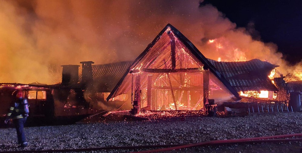 Bărbat din Târgovişte, reţinut după ce a intrat într-o pensiune şi a incendiat mai multe materiale textile