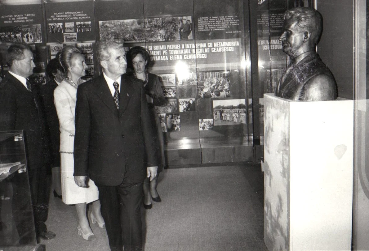 Nicolae și Elena Ceaușescu, vizitează muzeul de istorie din Scornicești, la împlinirea a 400 ani de la atestarea documentară a localității, la 22 septembrie 1979 (© „Fototeca online a comunismului românesc”, cota: 162/1979)