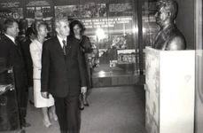 Nicolae și Elena Ceaușescu, vizitează muzeul de istorie din Scornicești, la împlinirea a 400 ani de la atestarea documentară a localității, la 22 septembrie 1979 (© „Fototeca online a comunismului românesc”, cota: 162/1979)