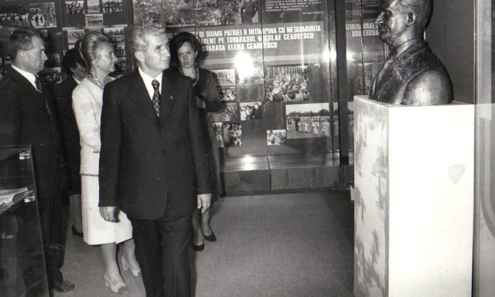 Nicolae și Elena Ceaușescu, vizitează muzeul de istorie din Scornicești, la împlinirea a 400 ani de la atestarea documentară a localității, la 22 septembrie 1979 (© „Fototeca online a comunismului românesc”, cota: 162/1979)