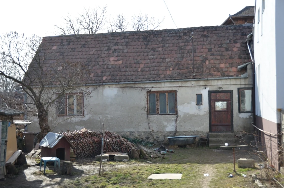 Casa odiosului criminal din Sibiu - Mircea Bobeş - locul unde şi-a ucis şi apoi tăiat în bucăţi prietenul pe care le-a aruncat apoi în Cibin Foto sibiuindependent ro