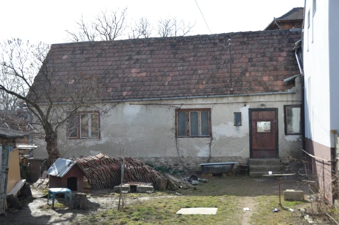 Casa odiosului criminal din Sibiu - Mircea Bobeş - locul unde şi-a ucis şi apoi tăiat în bucăţi prietenul pe care le-a aruncat apoi în Cibin Foto sibiuindependent ro