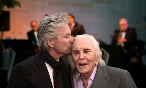 Michael Douglas are o relaţie foarte apropiată cu bătrânul lui tată, Kirk (97 de ani) jpeg