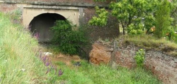 Alba Iulia: Ultimele porţi ale Cetăţii Alba Iulia, ascunse după bălării