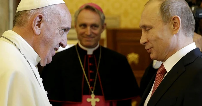 Papa Francisc (stânga) l-a primit, în 2015, pe Vladimir Putin într-o audienţă privată la Vatican Foto: EPA