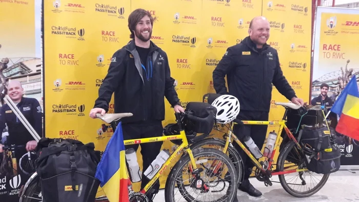 Pedalează din Anglia până în Japonia FOTO Ştefan Both