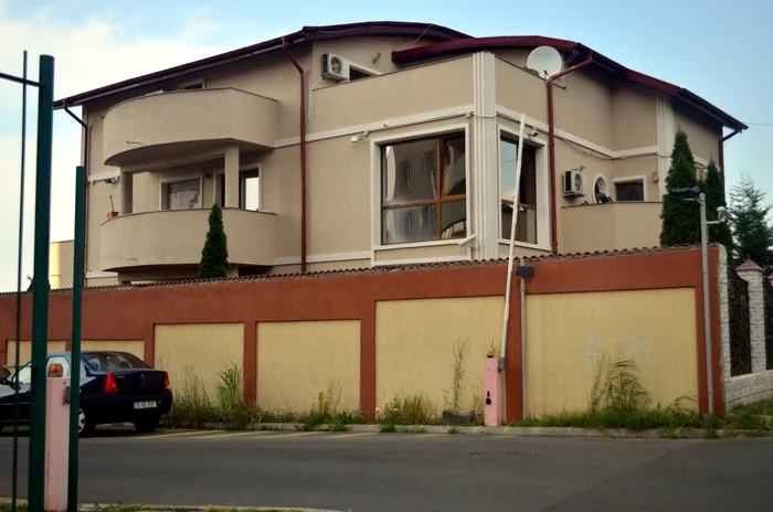 
    August - 2014 La vila manelistului din Berceni au loc lucrări de renovare, iar casa a fost vopsită într-o altă culoareFoto: Alex Muscaliu  