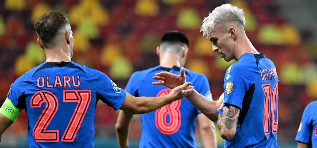 Octavian Popescu, dreapta, unul dintre tinerii FCSB-ului