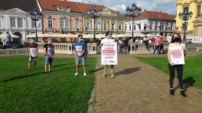 Patronii de restaurante şi ospătarii protestează împotriva deciziilor luate de Guvern FOTO Both