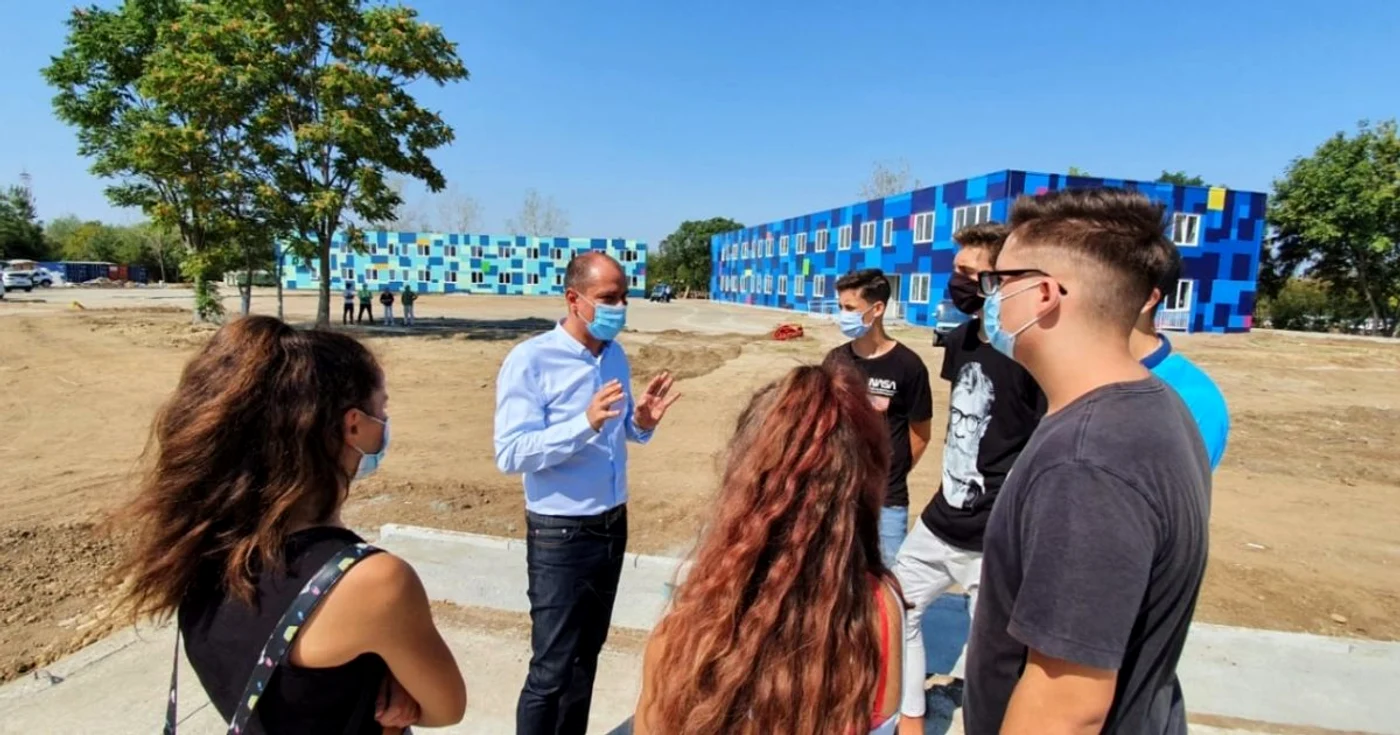 Primarul Daniel Băluţă le prezintă elevilor locul unde vor învăţa până autorităţile locale vor reuşi să reconsolideze vechile clădiri ale liceelor „Mircea Vulcănescu” şi „Traian Vuia”. Imagine: Primăria sectorului 4