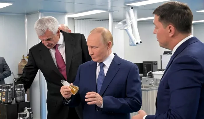 Putin a vizitat o fabrică de procesare a uleiului de pește FOTO: Kremlin.ru