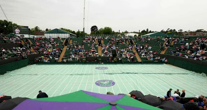 Terenul 2 de la Wimbledon e apărat de ploaie