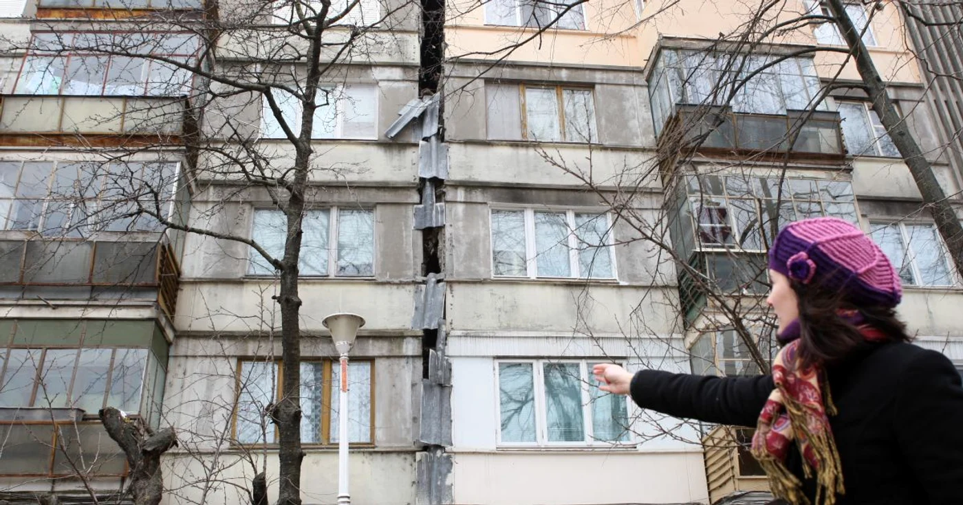 Crăpătura dintre cele două scări ale Blocului E 4 a băgat locatarii în sperieţi