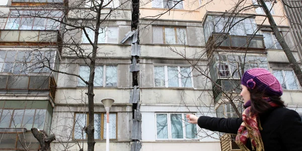 Crăpătura dintre cele două scări ale Blocului E 4 a băgat locatarii în sperieţi