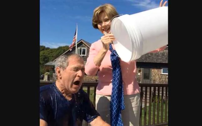 Laura Bush i-a turnat fostului preşedinte american George W. Bush o găleată de apă cu gheaţă în cap pentru o cauză nobilă. Acesta a transmis provocarea mai departe fostului preşedinte Bill Clinton