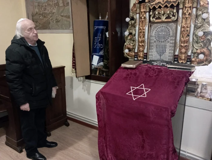 Fredi Goldenberg în fața Torei FOTO Cosmin Zamfirache