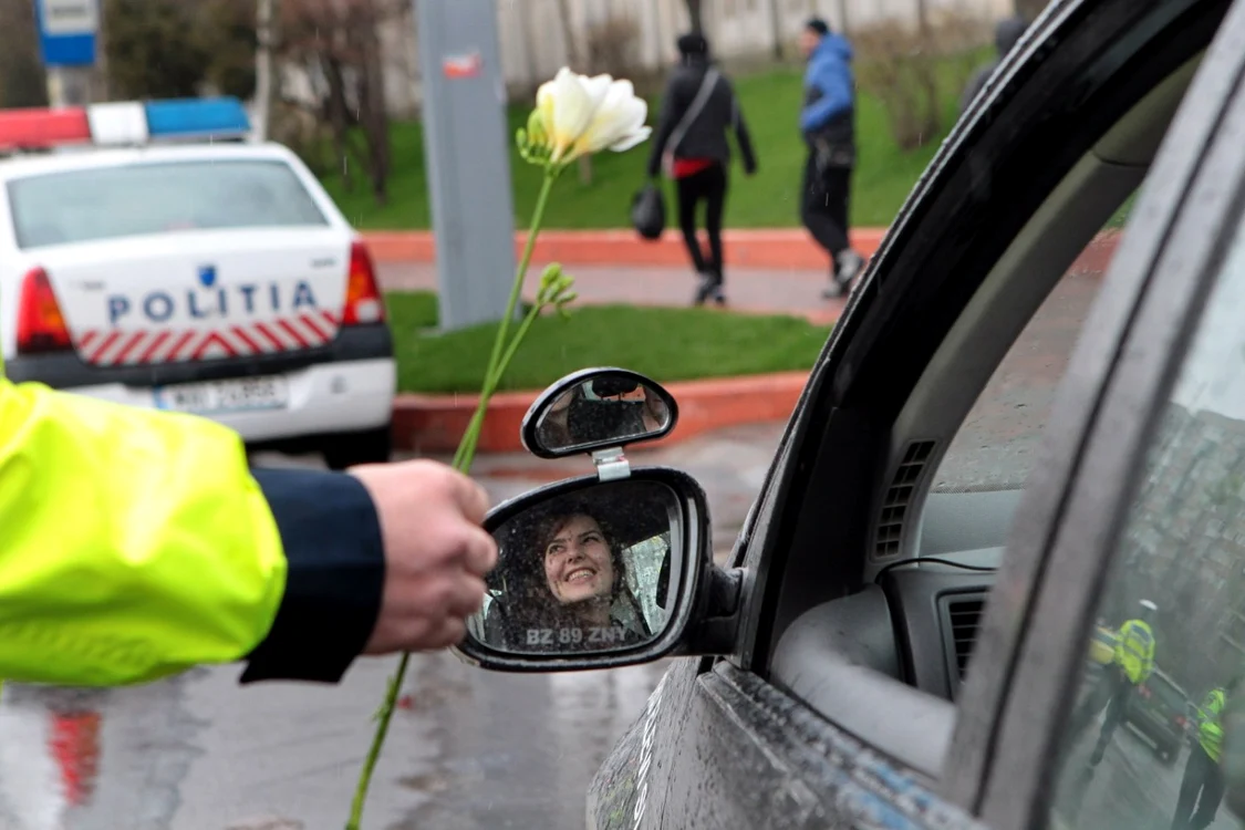 O tânără care era la şcoala de şoferi a fost trasă pe dreaptă pentru a primit flori de la poliţişti FOTO Eduard Enea