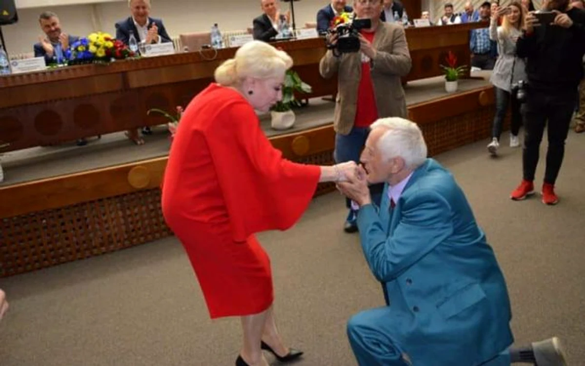 Simpatizant îngenuncheat în faţa Vioricăi Dăncilă FOTO Gazeta de Nord Vest