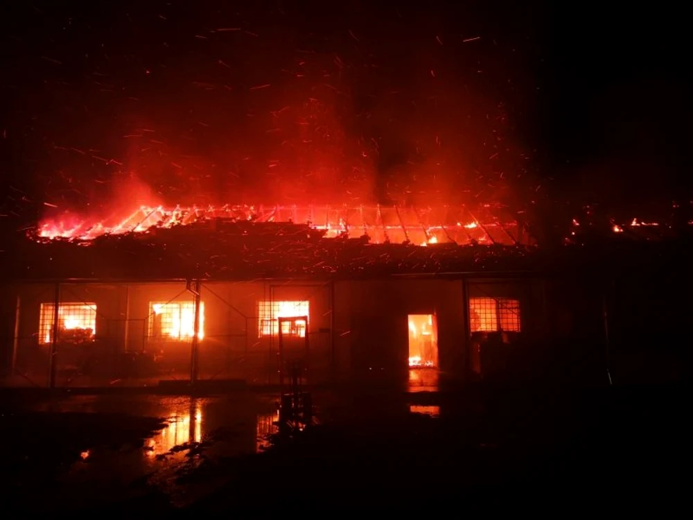 Hala a ars în întregime. Foto: ISU Alba