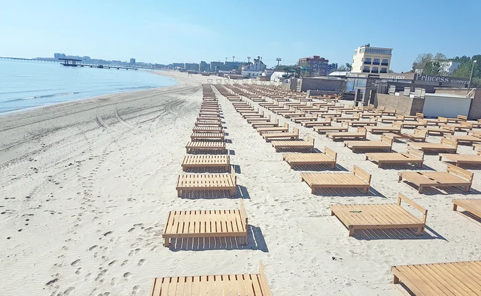 Șezlongurile din Mamaia își așteaptă turiștii, care se vor bronza la distanță unii de alțiiFoto: adevarul.ro