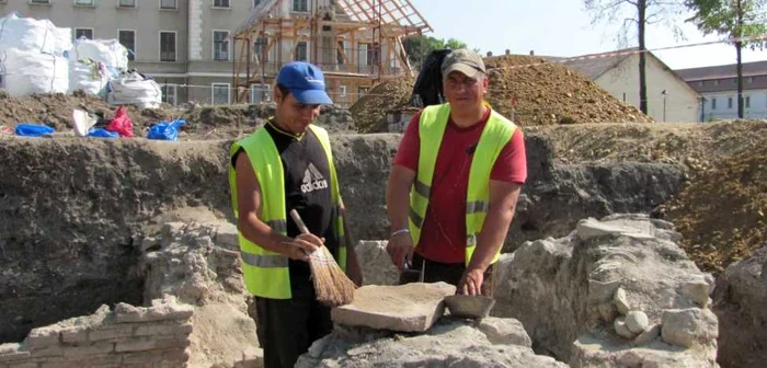 Doi dintre deţinuţii Penitenciarului Aiud folosiţi la muncă în Cetatea din Alba Iulia/Foto Adevărul