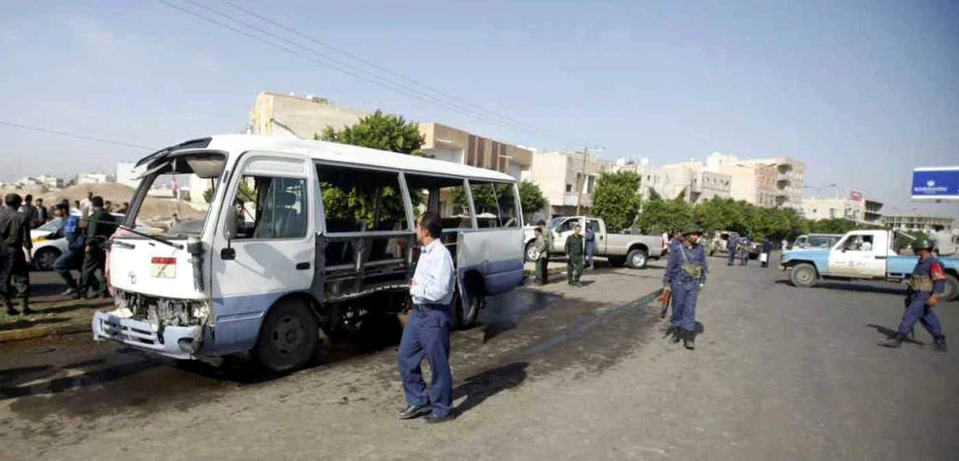 Locul atentatului unde un autobuz plin cu militari yemeniţi a explodat în Sanaa FOTO Reuters