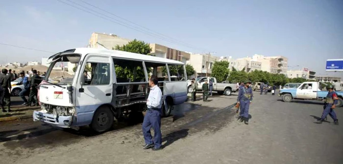 Locul atentatului unde un autobuz plin cu militari yemeniţi a explodat în Sanaa FOTO Reuters