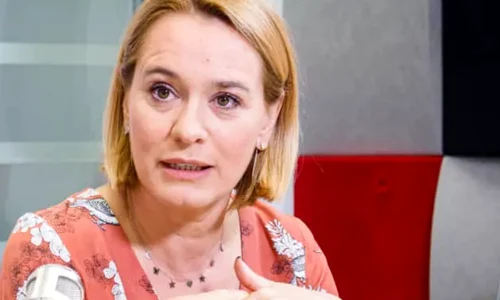 andreea esca 6 png