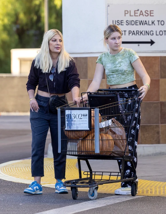 Tori Spelling apelează la ajutorul copiilor