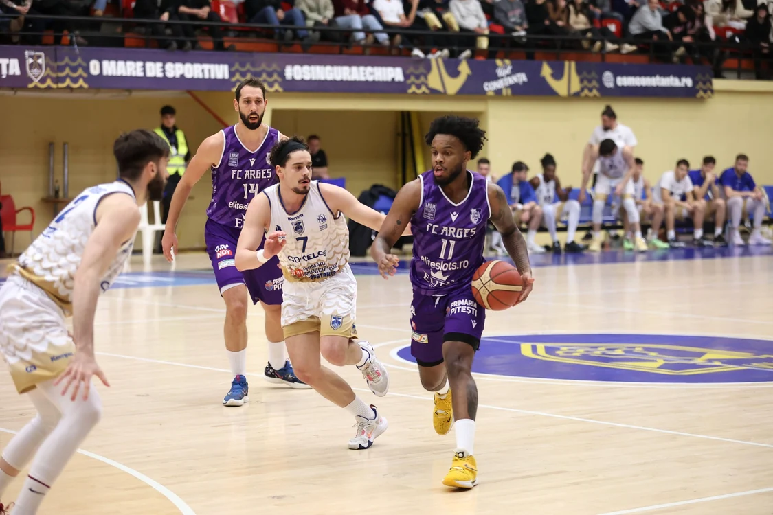 Corey Allen (centru, cu mingea) strălucește în campionatul României FOTO FC Argeș Basketball