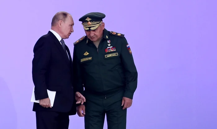 Vladimir Putin la Salonul Internaţional de armament de la Kubinka, alături de Serghei Şoigu, ministrul rus al Apărării FOTO EPA-EFE