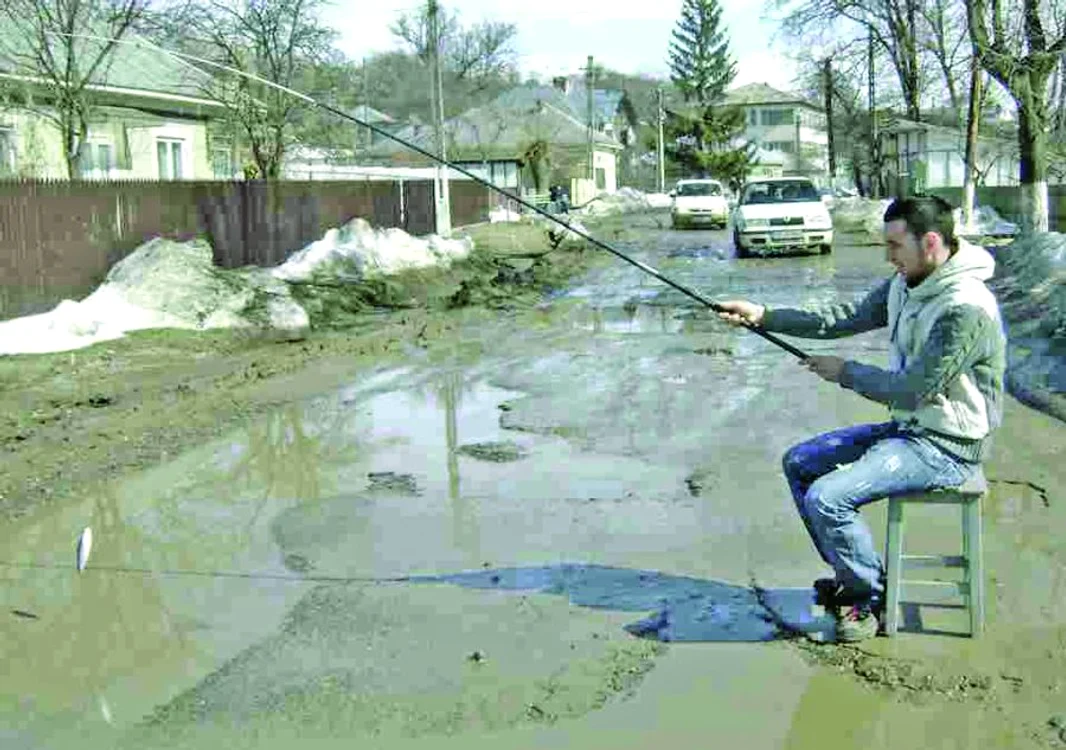 
    Florin Stănilă încearcă să  convingă autorităţile  să intervină pentru  reabilitarea drumului (fotografii: facebook)  