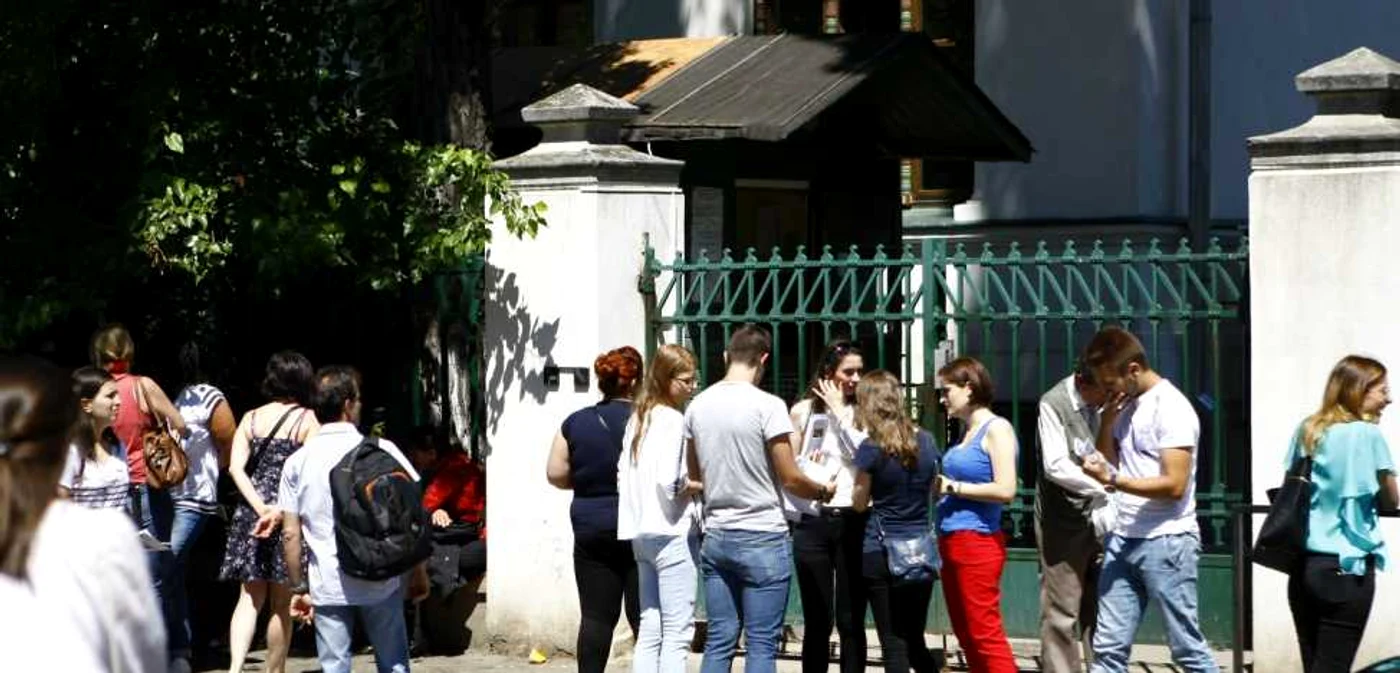 Elevii de la Şcoala Centrală din Bucureşti au ieşit îngrijoraţi din sălile de examen FOTO David Muntean