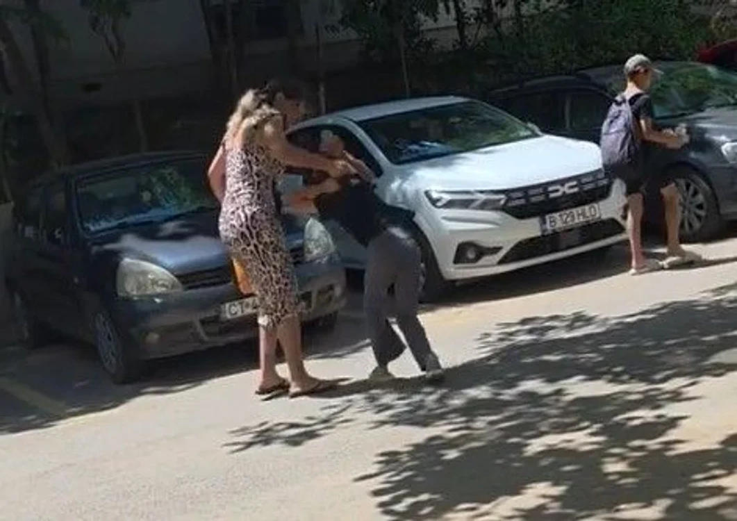 „Și noi am crescut cu bătaia”. Dezbatere aprinsă după ce o mamă și-a umilit fiica în public, sub pretextul că „o disperase”