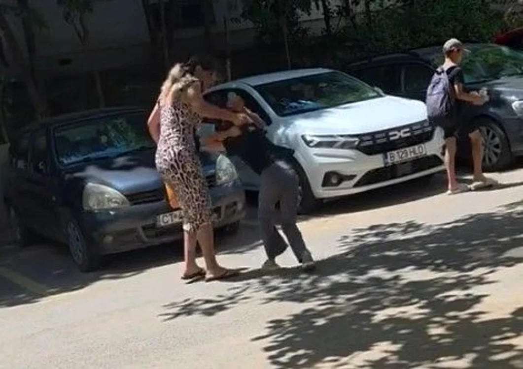 O mamă și-a tras fiica de păr în plină stradă. 